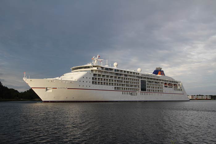 Europa 2 van Hapag-Lloyd Cruises in Amsterdam