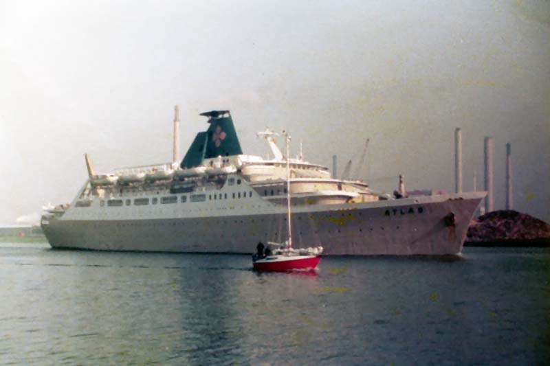 cruiseschip Atlas in het Noordzeekanaal