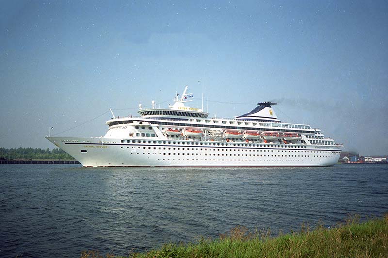 cruiseschip Crown Odyssey in het Noordzeekanaal