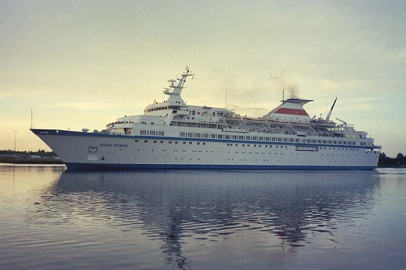 cruiseschip Leonid Brezhnev in het Noordzeekanaal