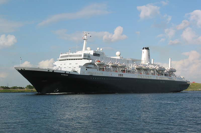 Holland America Line cruiseschip Noordam in het Noordzeekanaal