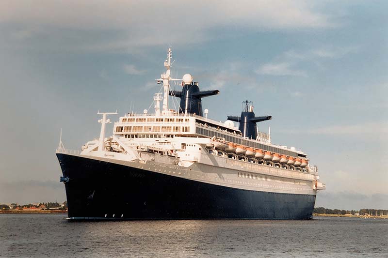 cruiseschip s.s. Norway in het Noordzeekanaal