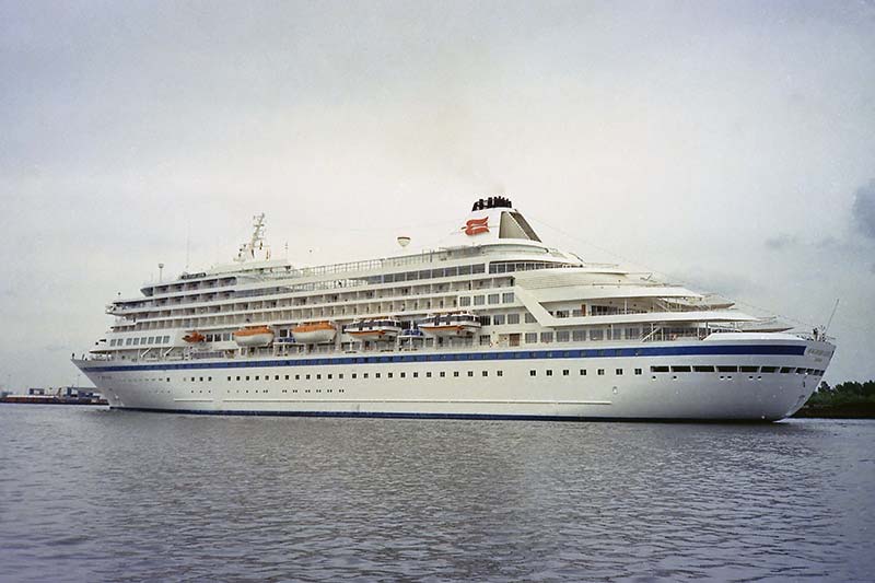 cruiseschip Royal Viking Sun in het Noordzeekanaal
