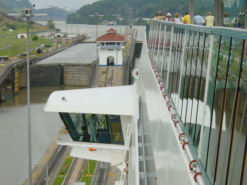 cruiseschip in Miraflores sluizen Panamakanaal