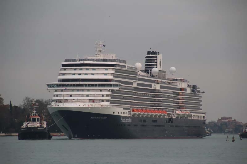 Holland America Line cruiseschip Nieuw Statendam in Venetie