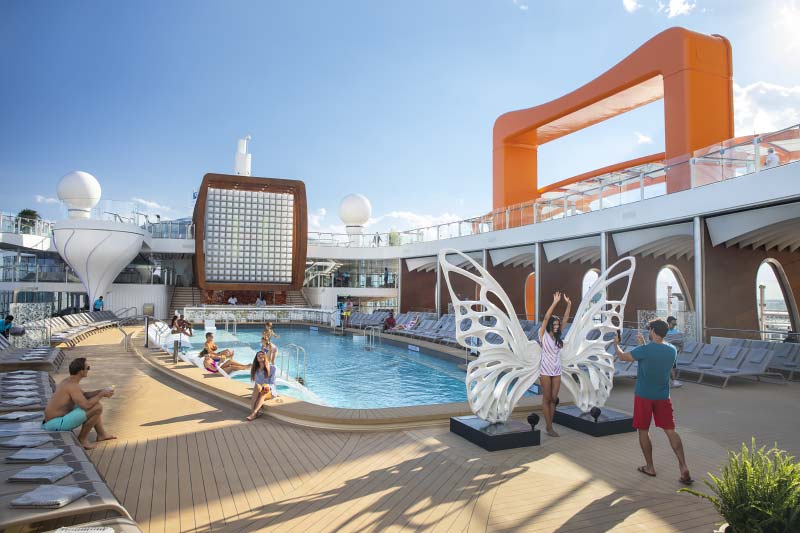 Interieurfotos van zonnedekken, zwembaden en Magic Carpet op cruiseschip Celebrity Edge van Celebrity Cruises