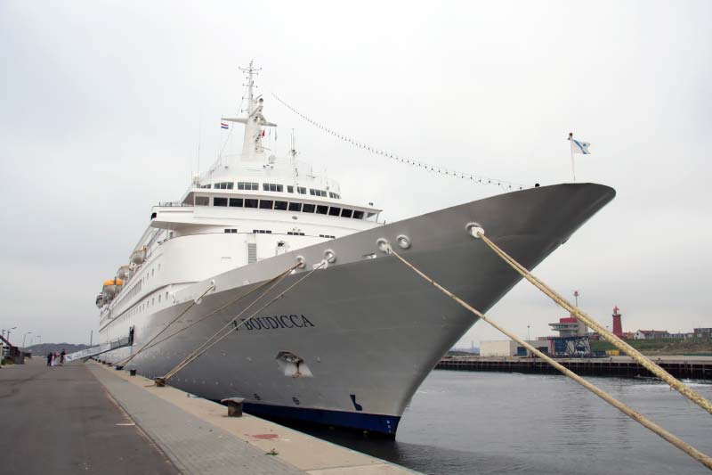 cruiseschip Boudicca van Fred. Olsen Cruise Lines in IJmuiden