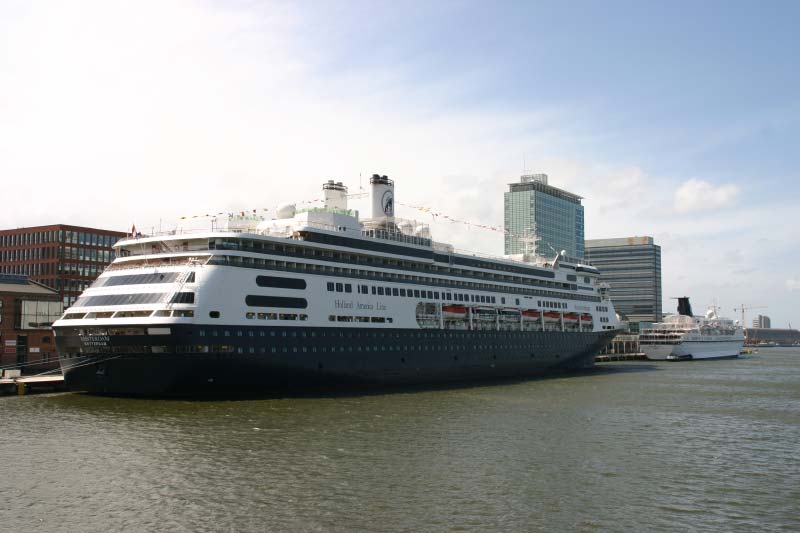 cruiseschip Amsterdam van Holland America Line in Amsterdam
