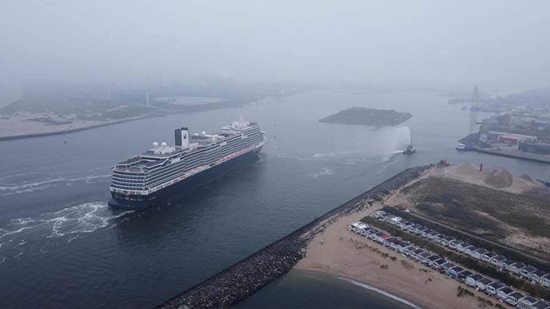 cruiseschip rotterdam holland america line in ijmuiden