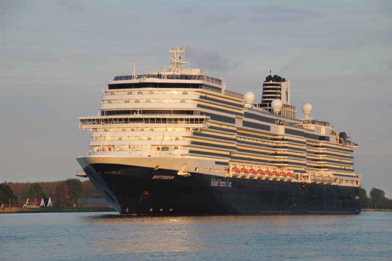 cruiseschip Rotterdam Holland America Line in het Noordzeekanaal