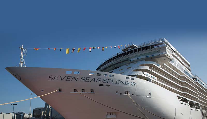 bezoek aan cruiseschip seven seas splendor van regent seven seas cruises op de bouwwerf in italië