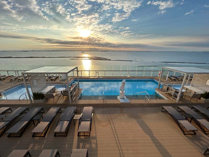 Zwembad en zonnedek op de Silver Nova van Silversea Cruises