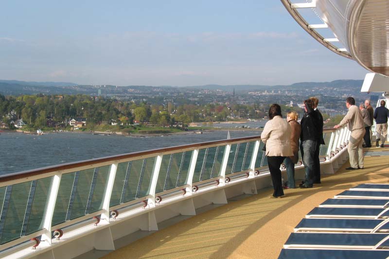 De vaart door de Oslofjord op een cruiseschip