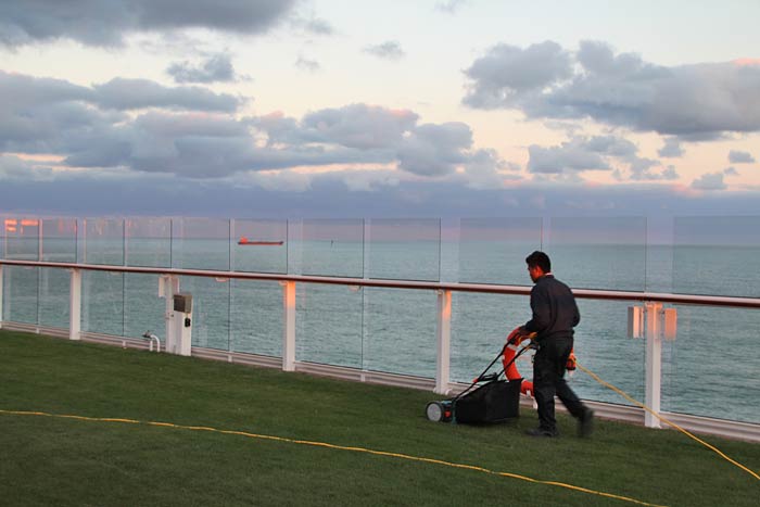 Foto's van The Lawn Club grasveld op het cruiseschip Celebrity Reflection