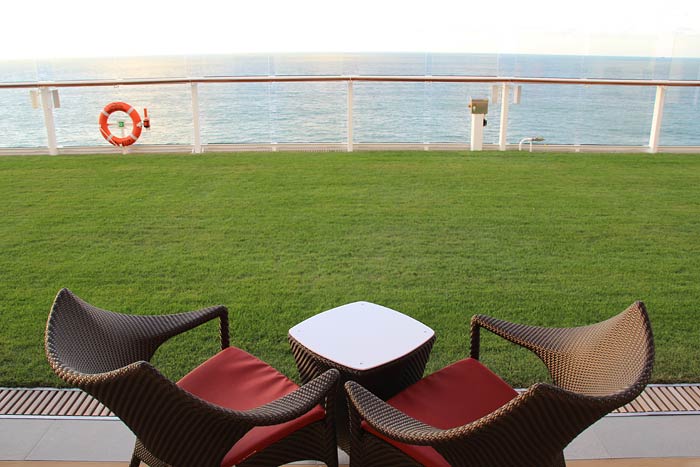 Foto's van The Lawn Club grasveld op het cruiseschip Celebrity Reflection